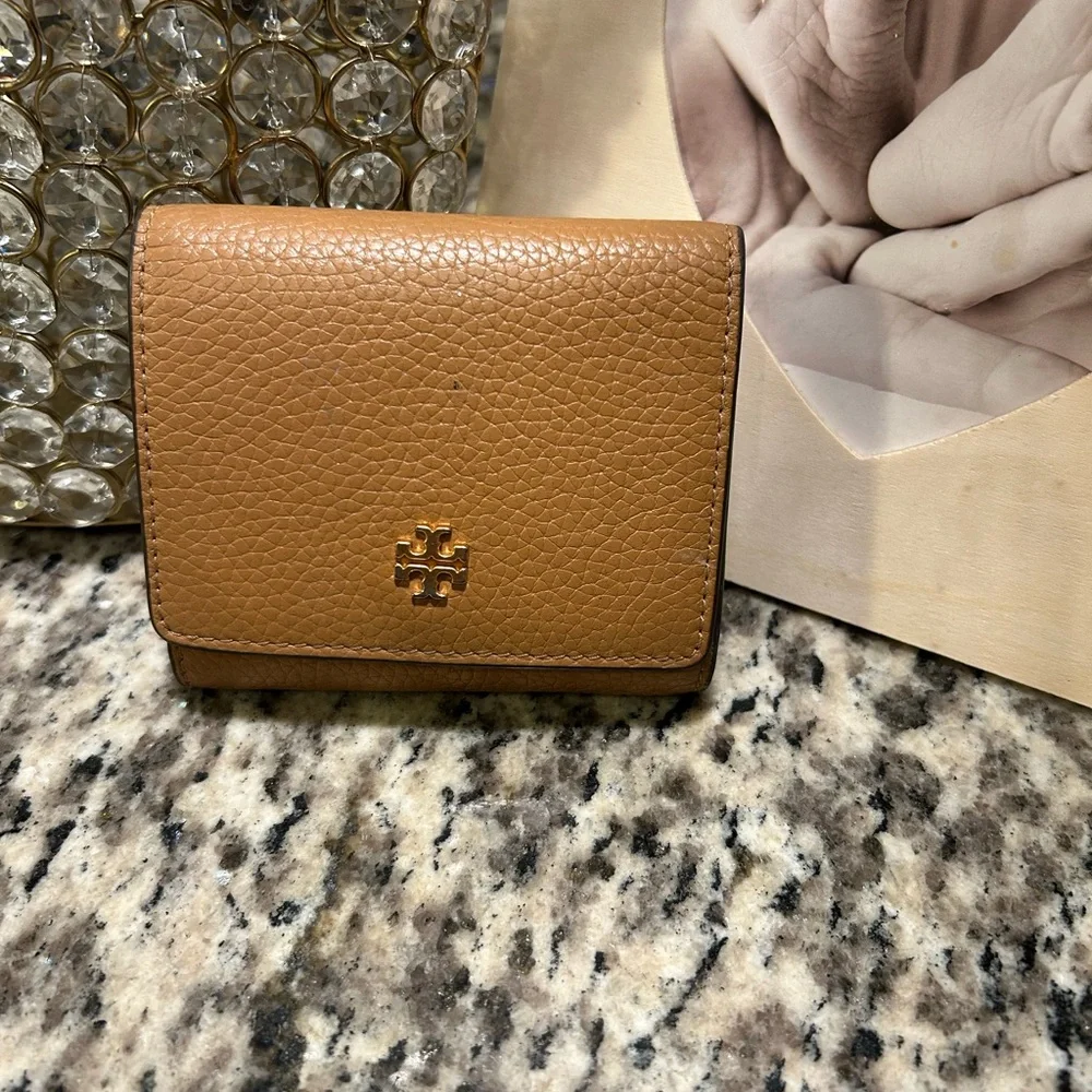 Tory Burch Pebbled Leather Bifold Wallet in Camel Brown